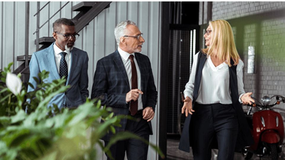 Echange informel entre experts évoquant les tendances du secteur bancaire