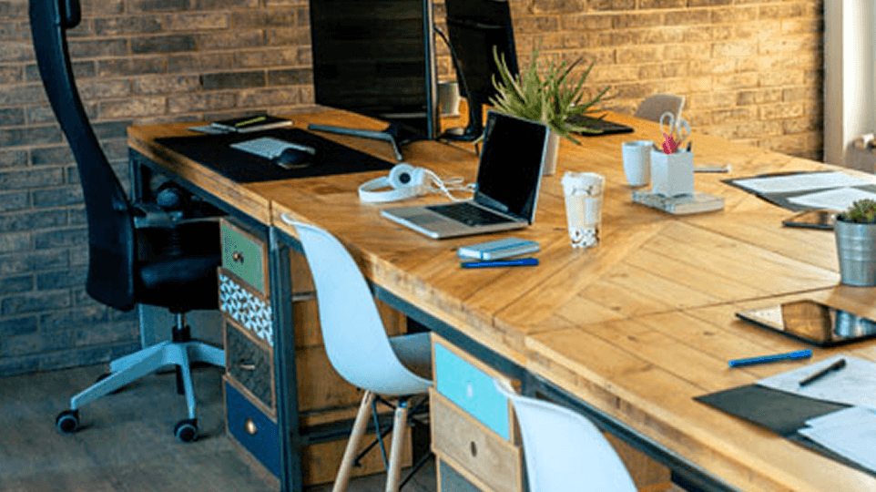 Espace de travail moderne illustrant les tendances du marché immobilier tertiaire