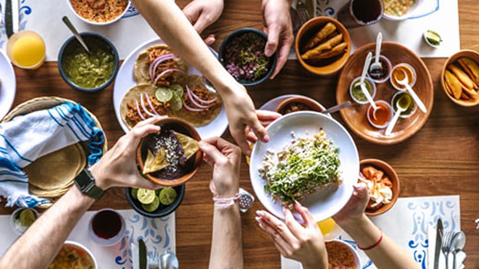 Consommateurs partageant un repas illustrant l'évolution des comportements alimentaires