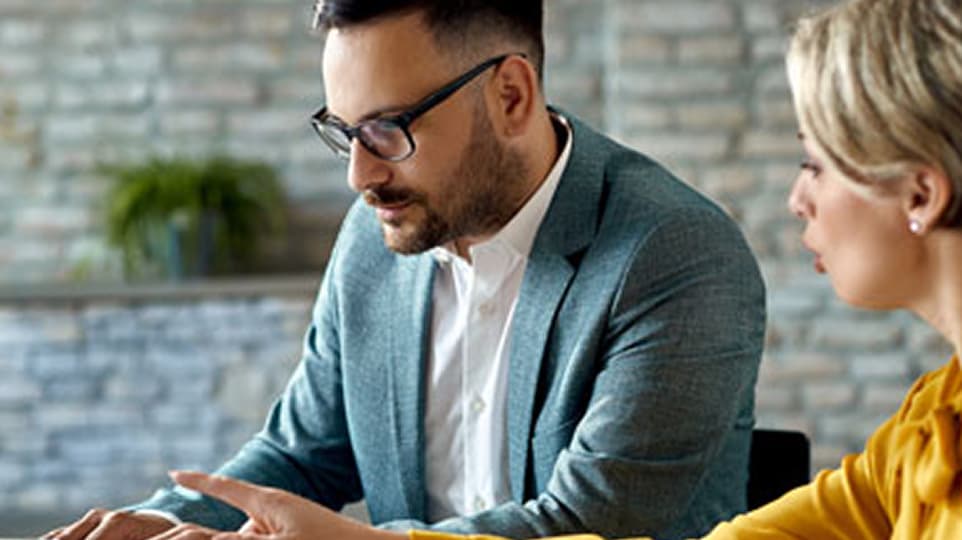 Actuaires échangeant sur un contrat d’assurance