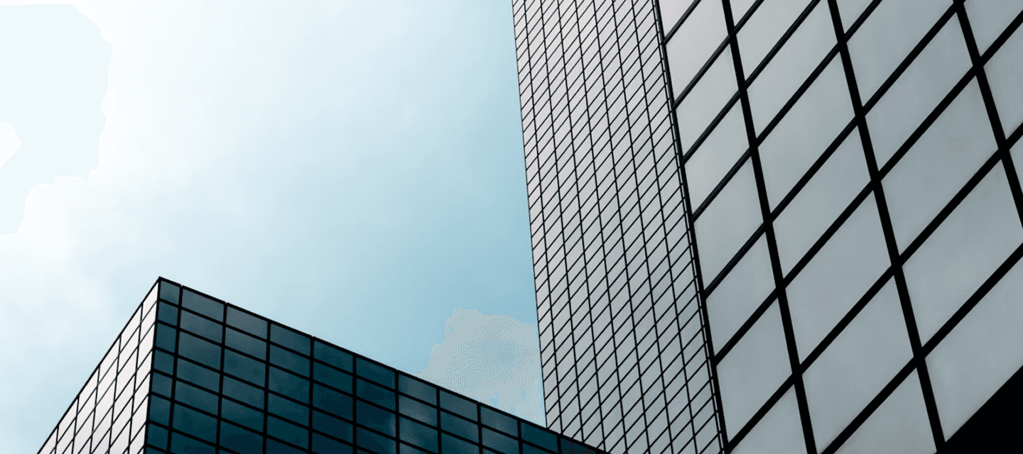 Façades modernes de bâtiments tertiaires en verre - illustration du secteur banque et finance