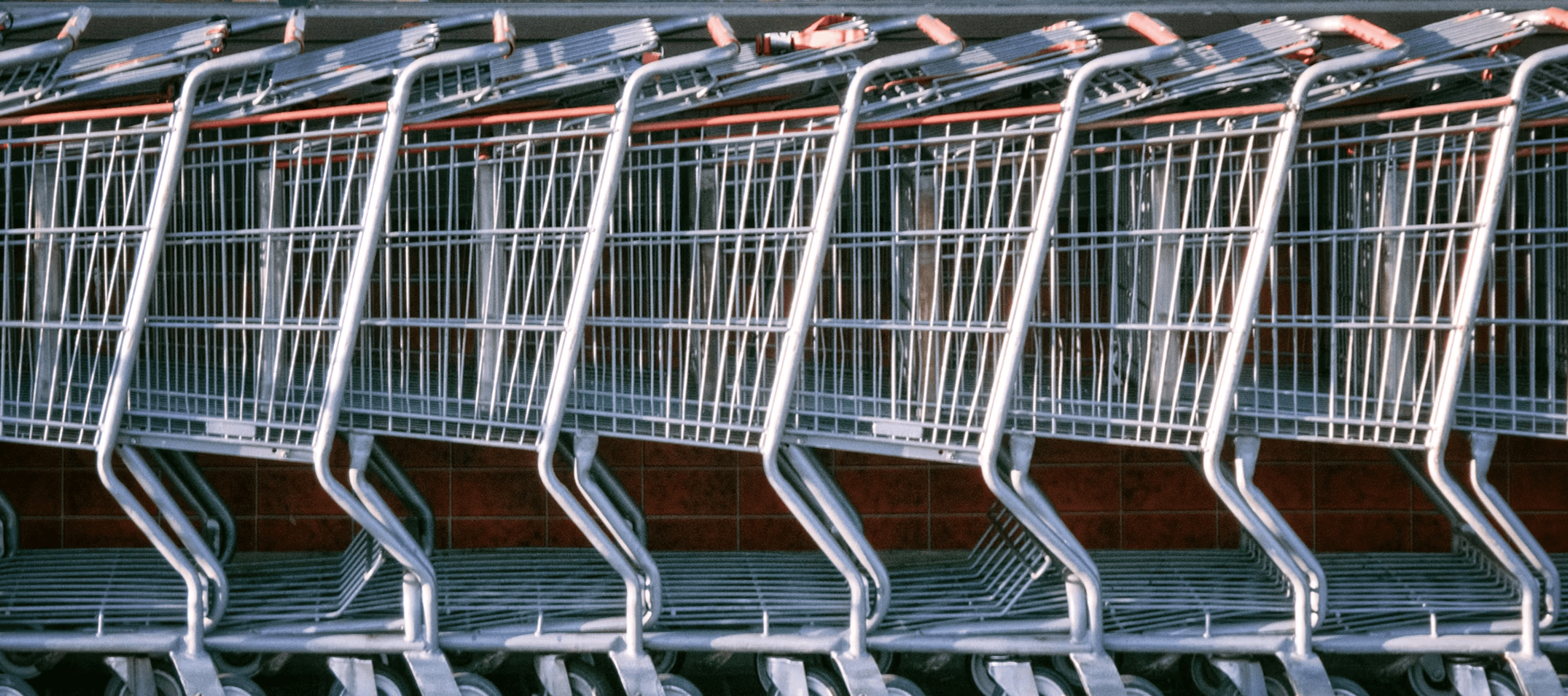 Rangée de chariots de supermarché - illustration du secteur des biens de consommation