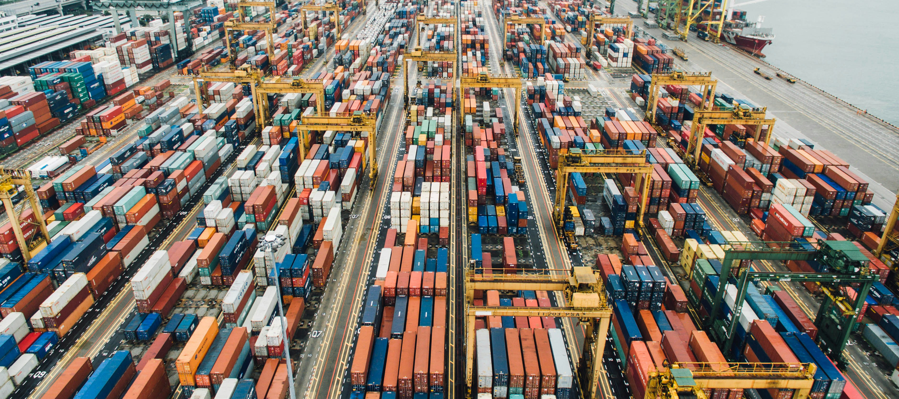 Vue aérienne d’un port de containers et de zones logistiques - illustration du secteur du commerce