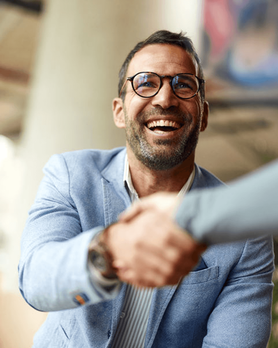Professionnel souriant lors de la signature d’un contrat commercial