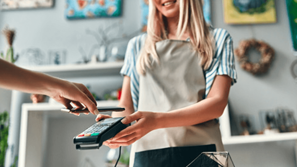 Client utilisant le paiement sans contact en point de vente