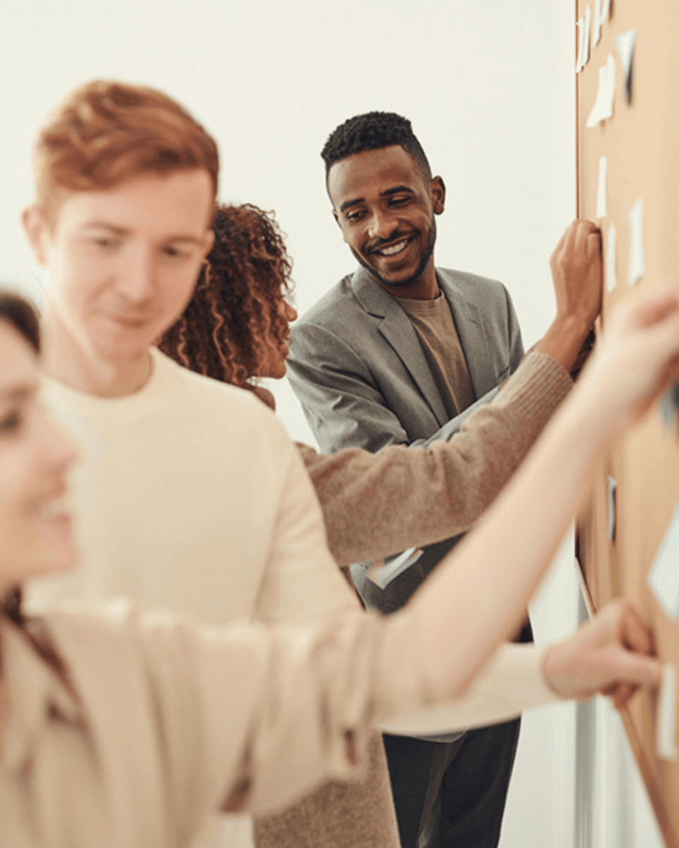 Équipe travaillant en atelier collaboratif dans le secteur de la restauration