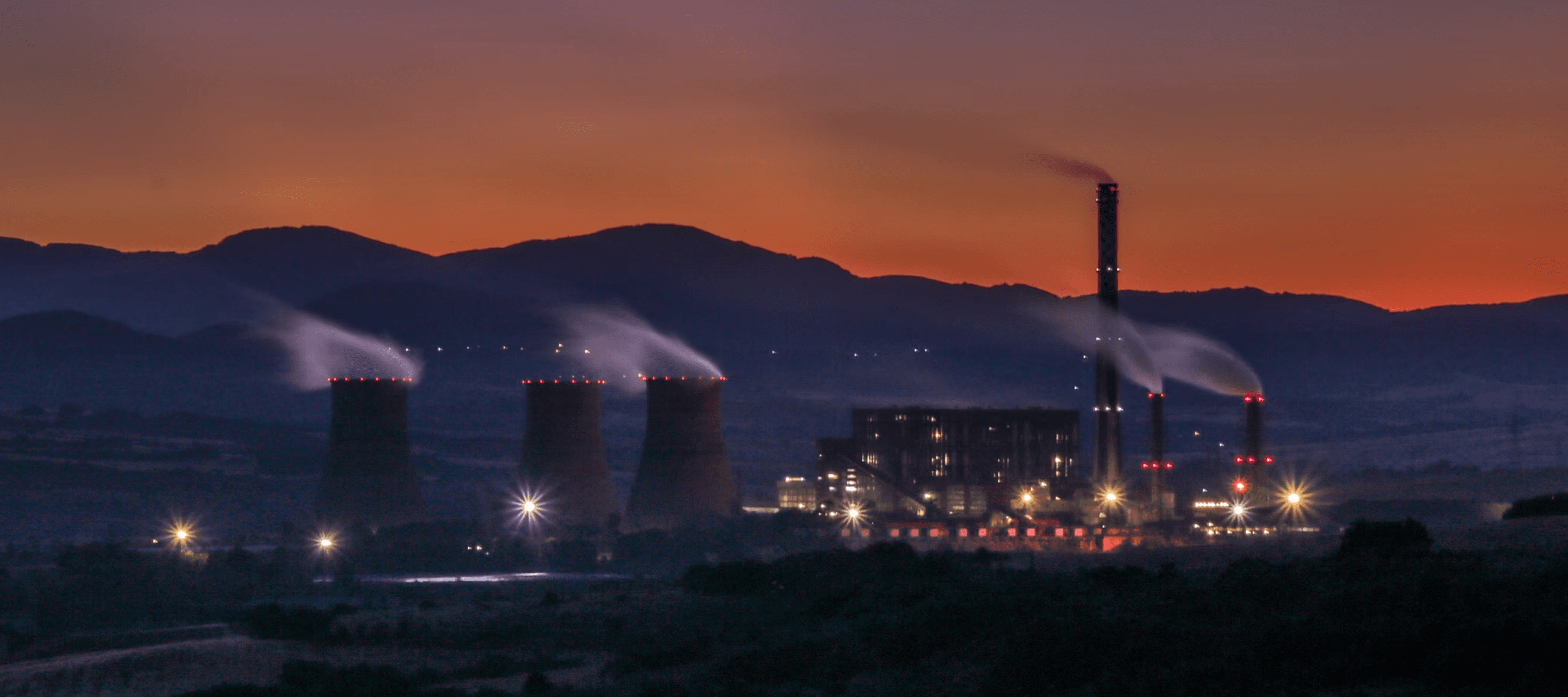 Site industriel avec cheminées fumantes au coucher du soleil - illustration du secteur de l’industrie