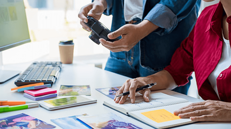 Créatifs travaillant sur un projet graphique dans une agence de communication