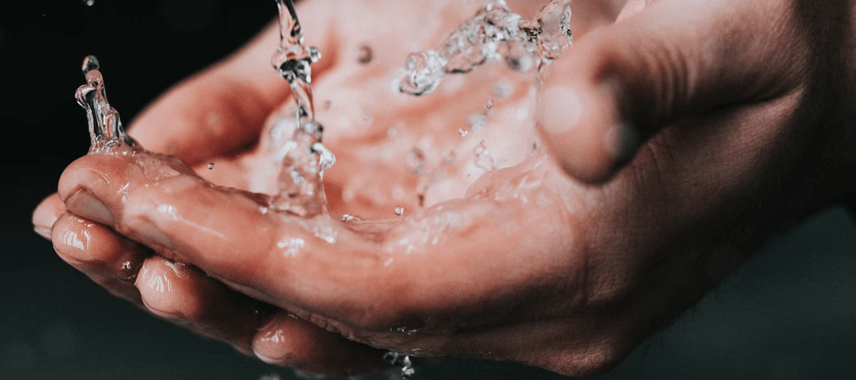 Mains recueillant de l’eau en mouvement - illustration du secteur santé