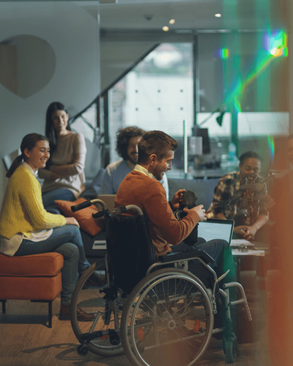 Groupe de collaborateurs échangeant dans un espace de travail