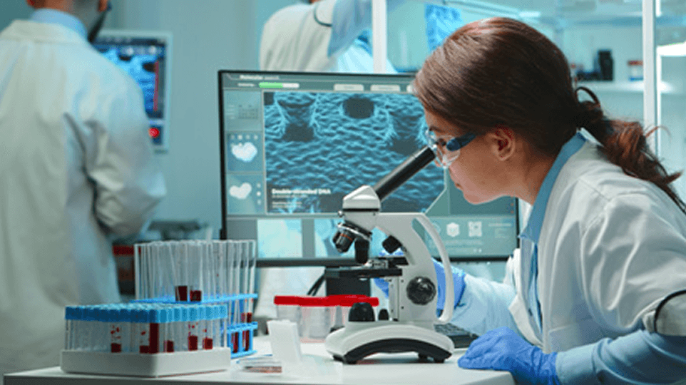 Chercheuse analysant des échantillons en laboratoire biomédical