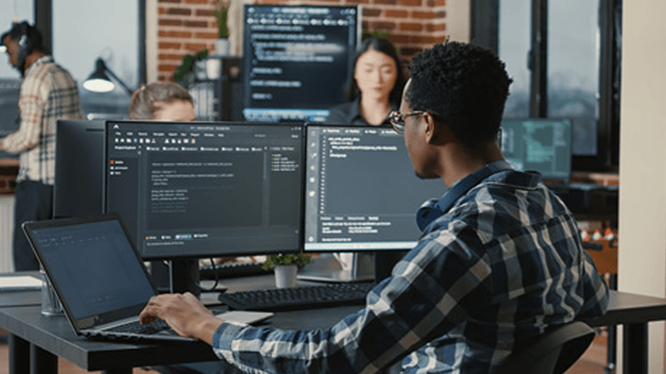 Data scientist travaillant sur un projet d’intelligence artificielle