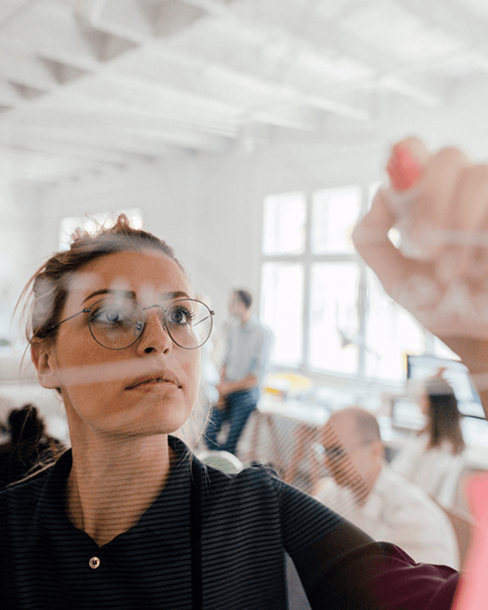 Collaboratrice élaborant un schéma explicatif en brainstorming