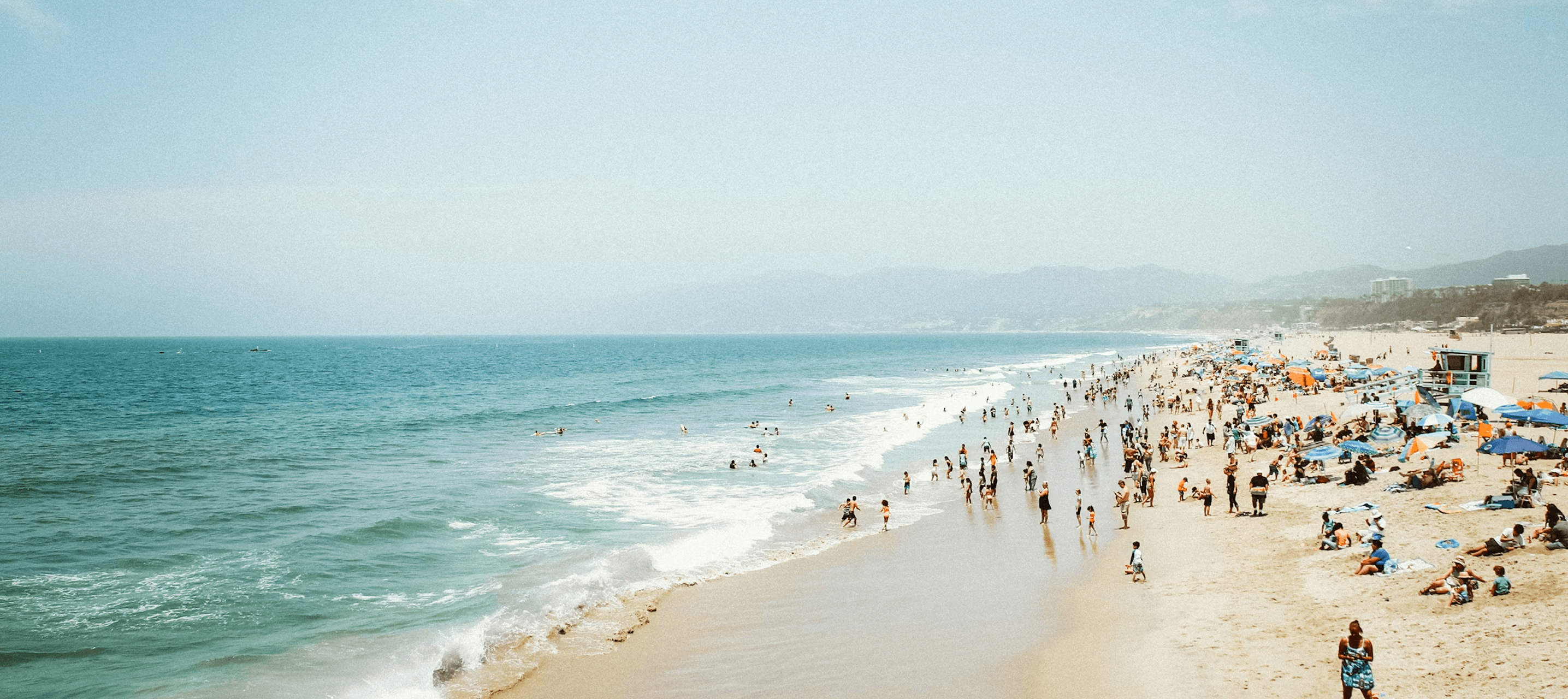 Plage animée avec des vacanciers - illustration du secteur tourisme, sport et loisirs