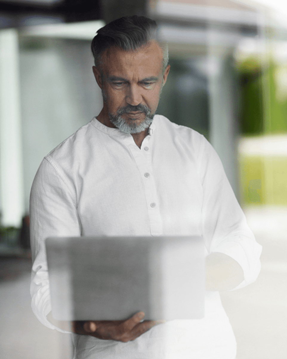 Dirigeant consultant des informations sur ordinateur portable