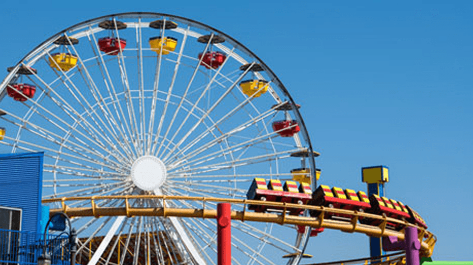 Grande roue et attractions illustrant le secteur des loisirs